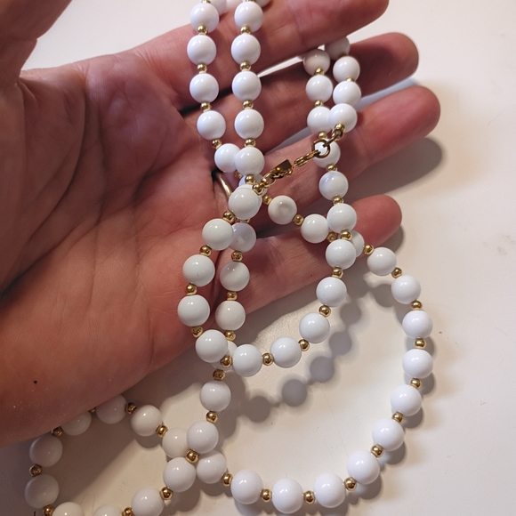 80s Signed Monet White and Gold Beaded Necklace - Picture 5 of 6